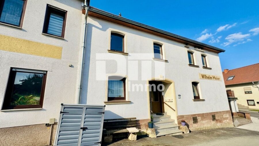 Großzügiges Einfamilienhaus mit moderner Heizung + Kachelofen in Arenshausen - Frontansicht